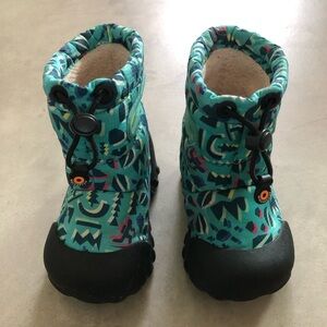Bogs B-moc toddler size 7 snow boots.